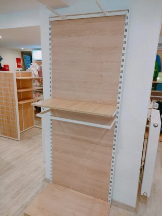 Arredo negozio abbigliamento legno e metallo