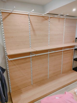 Arredo negozio abbigliamento legno e metallo