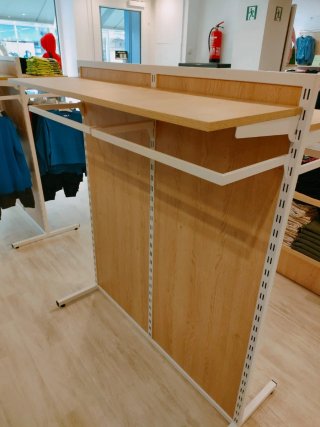 Arredo negozio abbigliamento legno e metallo