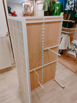 Arredo negozio abbigliamento legno e metallo