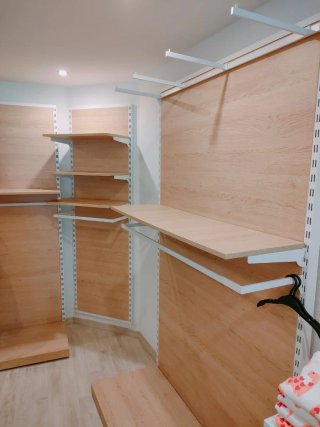 Arredo negozio abbigliamento legno e metallo
