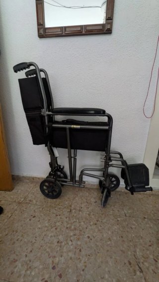 Silla de ruedas para casa plegable.