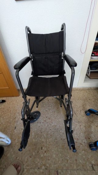 Silla de ruedas para casa plegable.