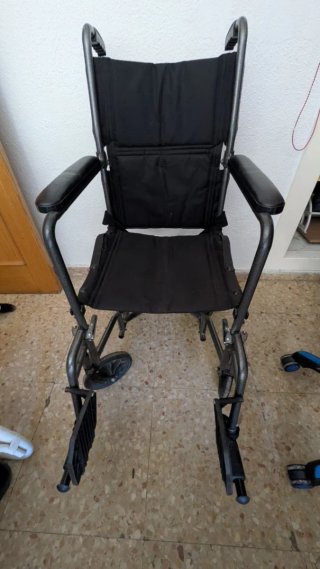 Silla de ruedas para casa plegable.