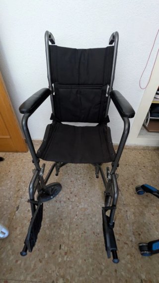 Silla de ruedas para casa plegable.