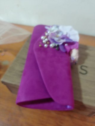Cartera de fiesta morada con flores