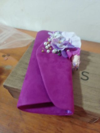 Cartera de fiesta morada con flores