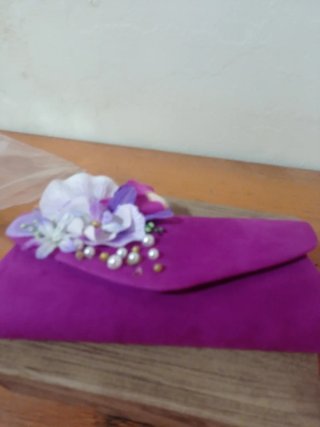 Cartera de fiesta morada con flores