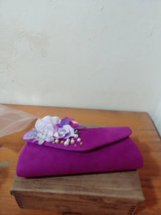 Cartera de fiesta morada con flores