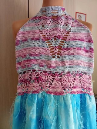 Abito lungo crochet e piume