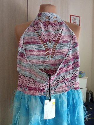 Abito lungo crochet e piume
