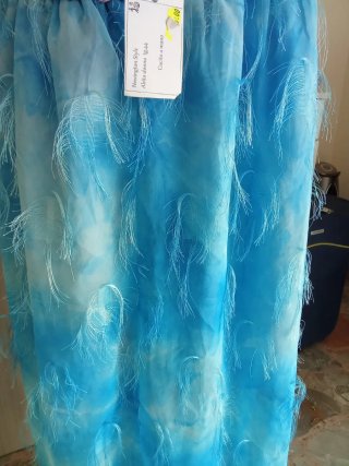Abito lungo crochet e piume