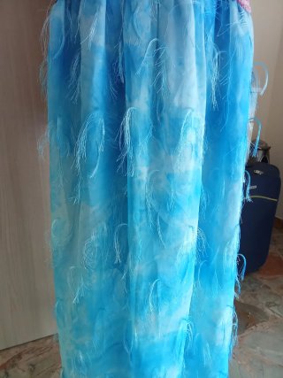Abito lungo crochet e piume