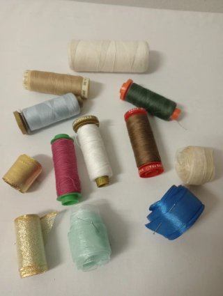 Lotto misto fili e bottoni per cucito