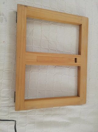 Atril de madera para poner libro.