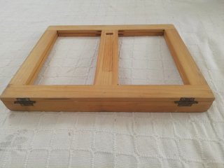 Atril de madera para poner libro.