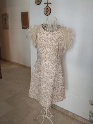 Vestido corto crema/amarillo/dorado