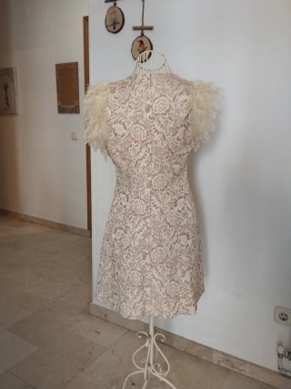 Vestido corto crema/amarillo/dorado