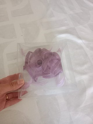 Peina/tocado morado con plumas