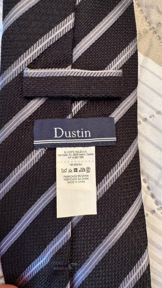 Corbata de rayas negra y gris