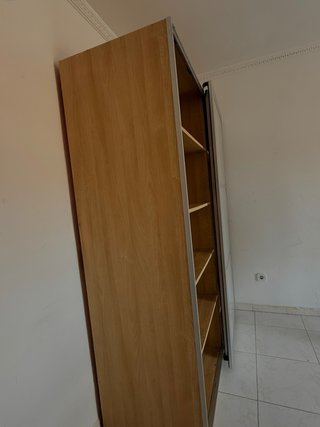Armadio con porte scorrevoli in vetro