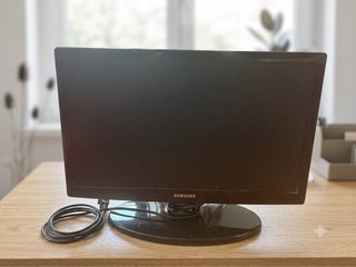 Samsung TV Pequeña Negra