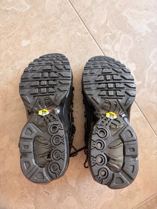 Zapatillas deportivas negras y grises