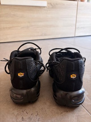 Zapatillas deportivas negras y grises