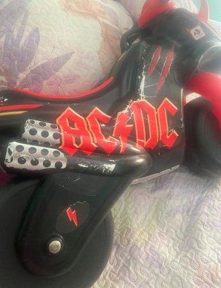 Moto correpasillos AC/DC Negra y Roja