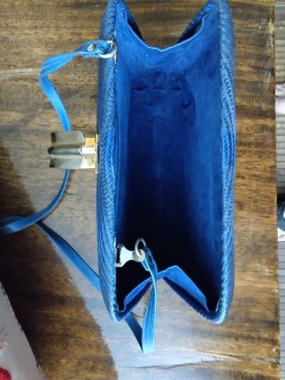 Bolso azul de paja trenzada