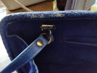 Bolso azul de paja trenzada