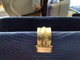 Bolso azul de paja trenzada