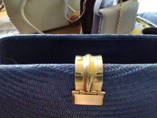 Bolso azul de paja trenzada