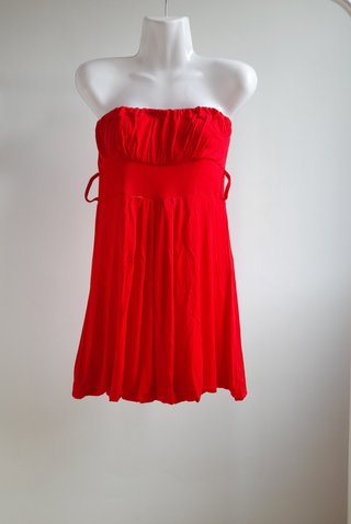 Vestido rojo palabra de honor con cinturón
