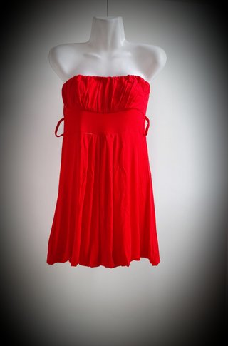 Vestido rojo palabra de honor con cinturón