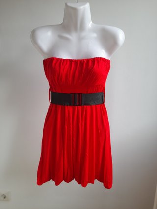 Vestido rojo palabra de honor con cinturón