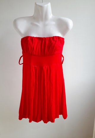 Vestido rojo palabra de honor con cinturón