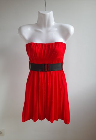 Vestido rojo palabra de honor con cinturón