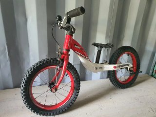 Bicicleta Monty sin pedales roja y blanca
