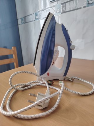 Plancha de vapor Jocca azul y blanca