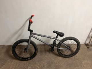 Bicicleta BMX gris con ruedas negras