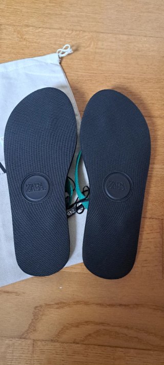 Chanclas Zara Dedo Negras y Verdes Talla 41