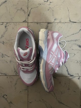 Zapatillas Asics rosas y blancas