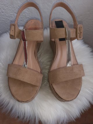Sandalias Beige y Doradas