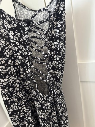 Mono negro de tirantes con flores blancas
