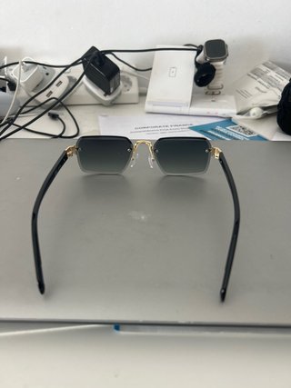 Gafas de sol moda negras y doradas