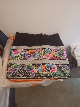 Falda negra con bordado floral multicolor
