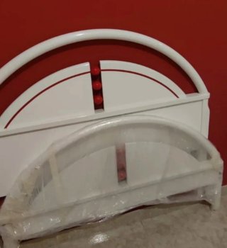 Muebles dormitorio blanco con detalles rojos