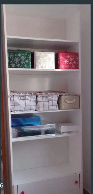 Muebles dormitorio blanco con detalles rojos