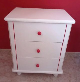 Muebles dormitorio blanco con detalles rojos